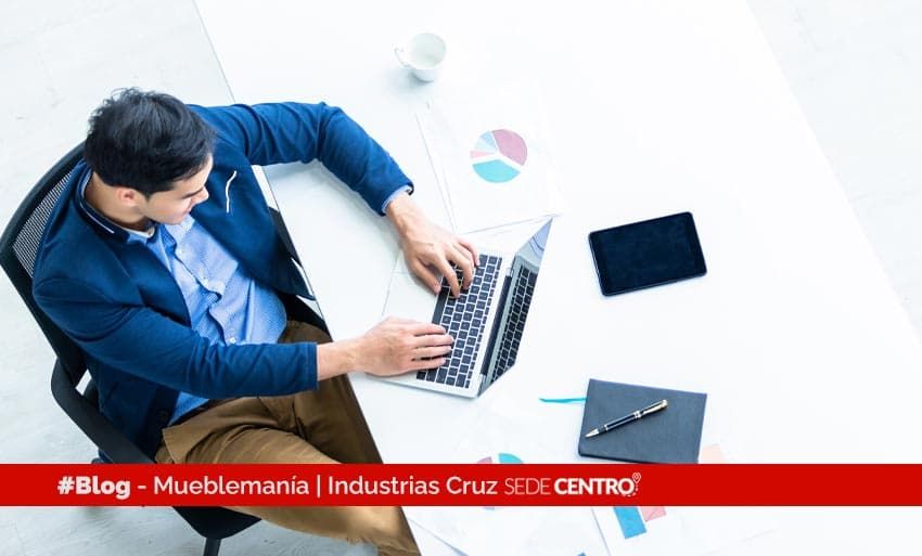 Guía sobre cómo trabajar sentado correctamente para mejorar la postura y la salud.